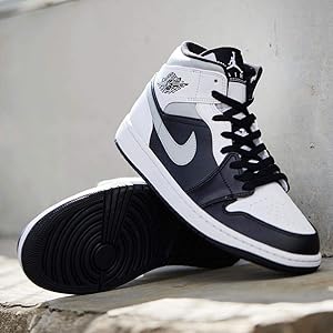 Amazon | [ナイキ] エア ジョーダン 1 ミッド [AIR JORDAN 1 MID